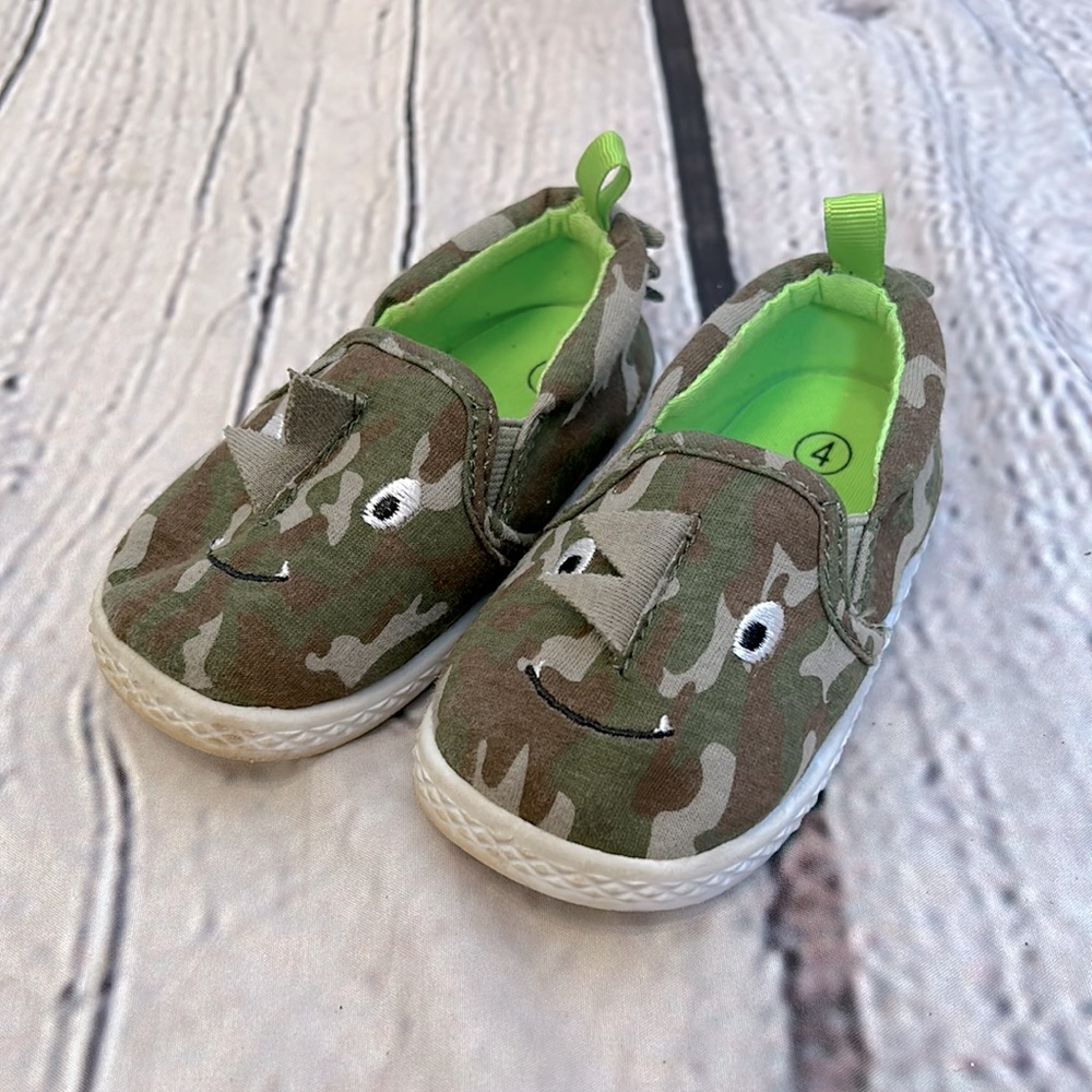 Camo Dinosaur Baby Boy’s Slip-On Sneakers Size 4 Excellent Condition